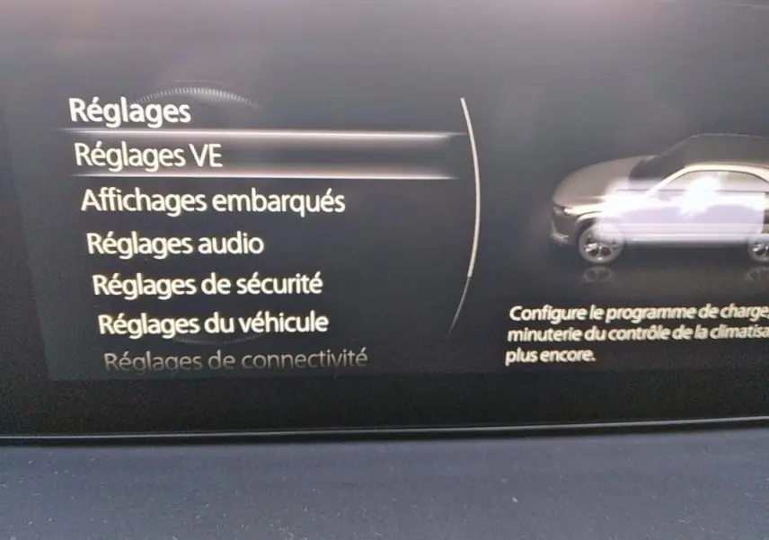 Écran central du Mazda MX-30 gris 2021 montrant le menu des réglages avec illustration du véhicule côté droit.