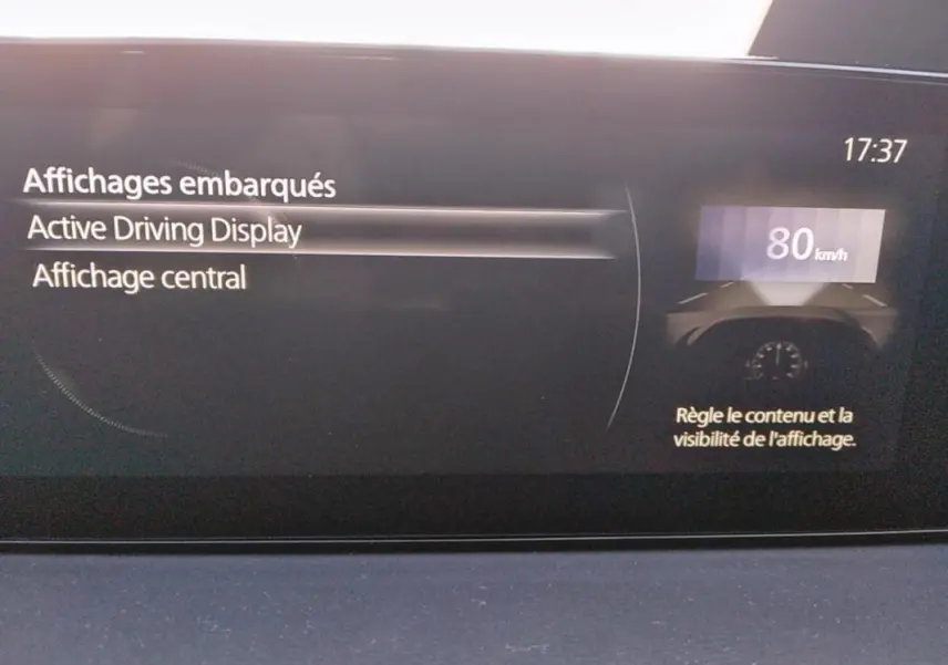 Écran de bord du Mazda MX-30 2021 montrant le menu Active Driving Display avec vitesse affichée à 80 km/h.