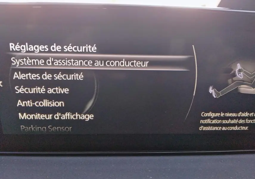Écran intérieur du Mazda MX-30 gris 2021 montrant les réglages de sécurité et assistance au conducteur.