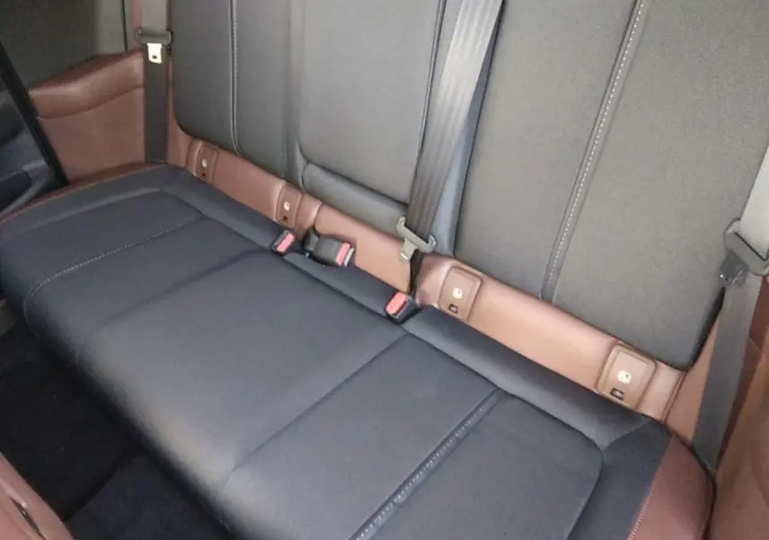 Vue rapprochée de la banquette arrière gris foncé avec garnitures marron du Mazda MX-30 électrique 2021.