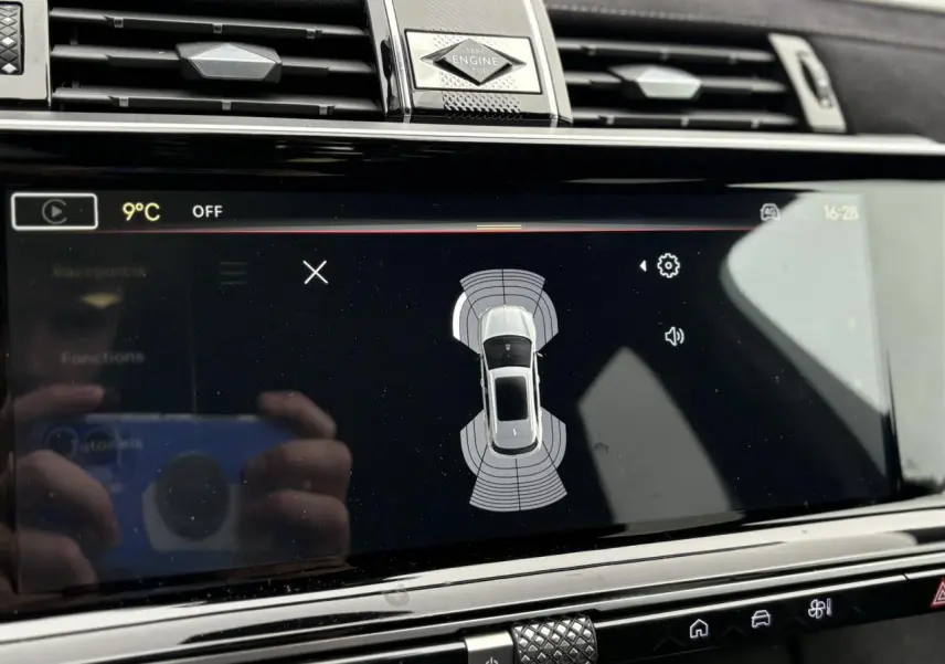 Écran tactile central affichant la vue 360° du DS7 gris laqué, avec commandes et bouton Start Engine visibles.