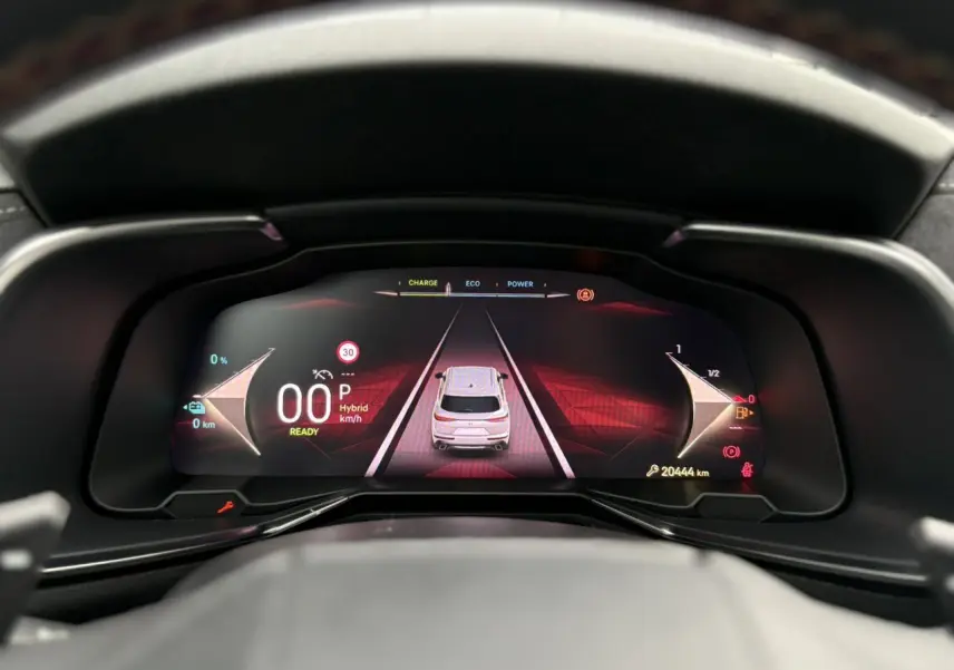Tableau de bord numérique du DS7 1.6 E-Tense 225, affichant la conduite hybride et l'assistance au maintien de voie.