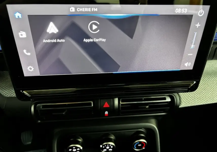 Écran tactile central 10,25 pouces de la Citroën C3 100 BVM PLUS 2025, avec commandes de climatisation en dessous.