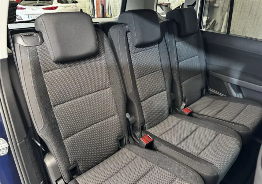 Vue intérieure sur la 3ème rangée de sièges noirs en tissu du Volkswagen Touran 2024, côté droit.