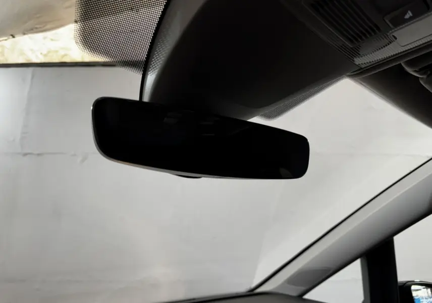Rétroviseur intérieur noir du Volkswagen Touran 2024 visible depuis l'habitacle côté conducteur.
