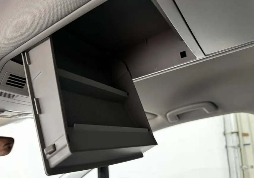 Rangement réfrigéré ouvert sous le plafond intérieur du Volkswagen Touran 2024, vue en contre-plongée.
