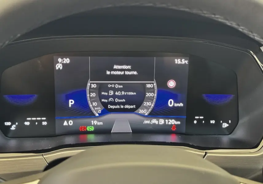 Vue rapprochée du combiné d'instruments numérique du Volkswagen Touran 2024, affichage digital clair et moderne.