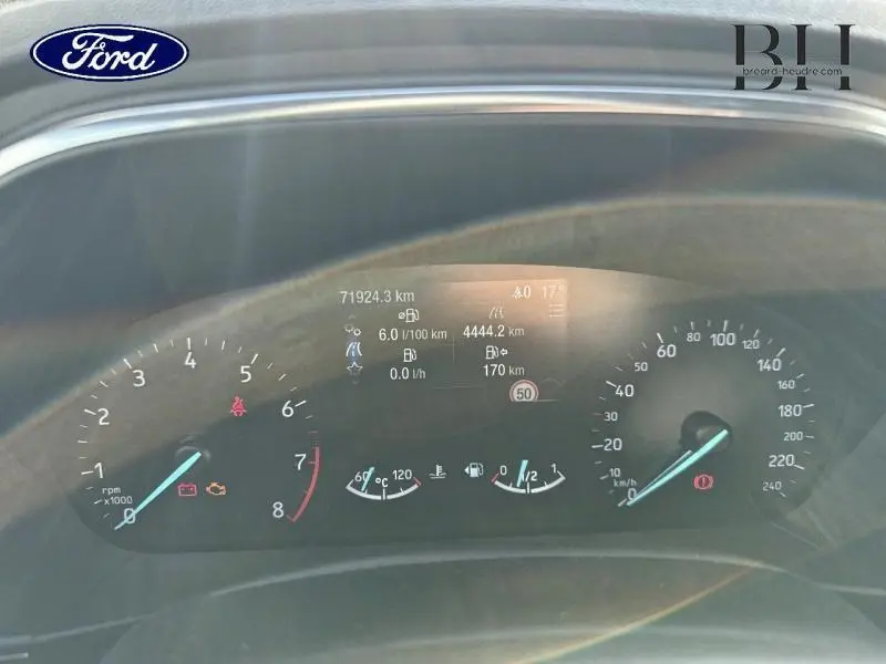Tableau de bord numérique de Ford Focus 1.0 EcoBoost 2020 affichant compte-tours, vitesse et informations de conduite.