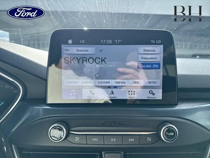 Écran tactile central du tableau de bord de la Ford Focus 1.0 EcoBoost 2020 affichant la radio Skyrock.