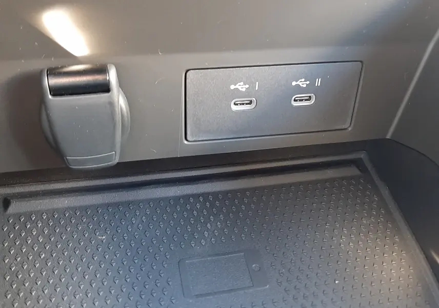 Prise USB double et prise 12V intégrées dans la console centrale du Renault Captur II Ph.2 TCE 90CH TECHNO 2025.