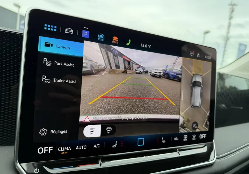Écran tactile du Volkswagen Tiguan 2025 montrant la caméra de recul et l'assistant de stationnement intérieur.