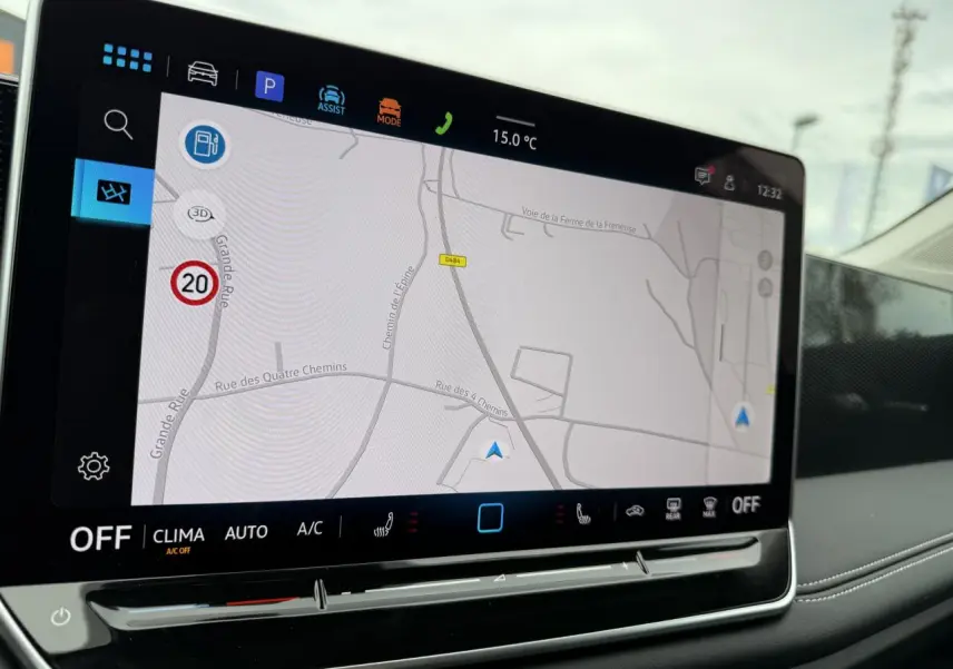 Écran tactile du système de navigation Discover Media dans le tableau de bord du Volkswagen Tiguan noir grenadille.