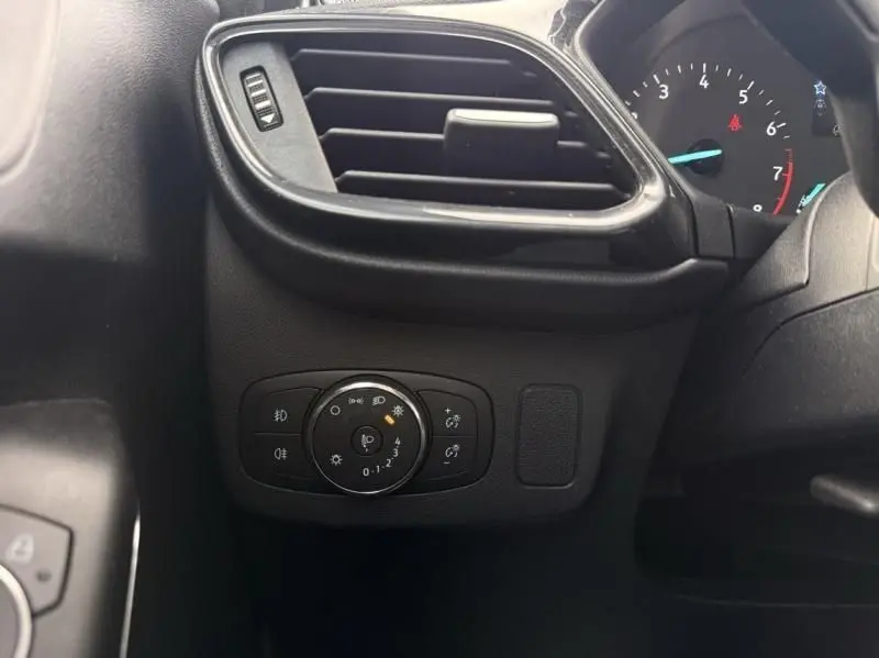 Détail intérieur du tableau de bord côté gauche du Ford Puma 2026 blanc, avec commande d'éclairage et sortie d'air.