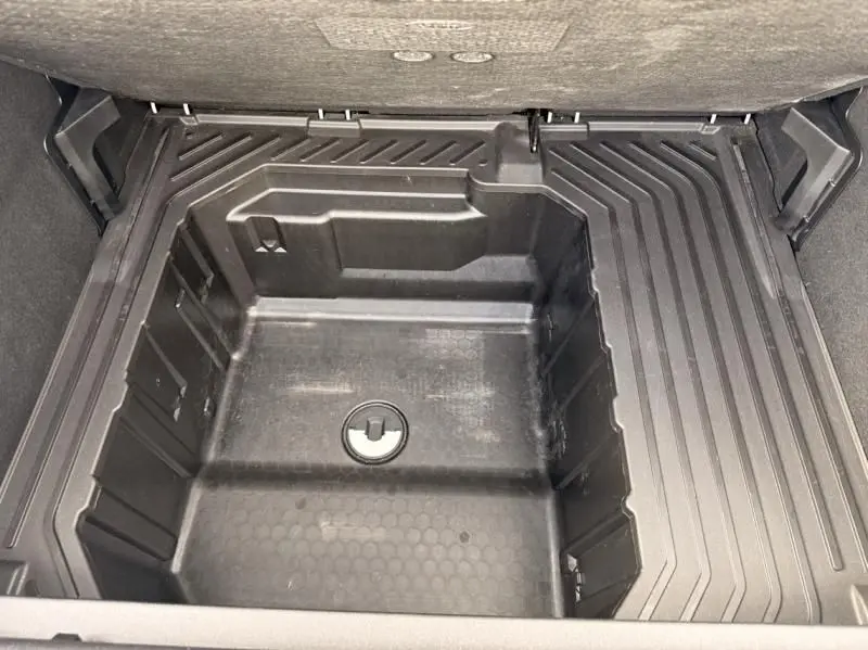 Coffre ouvert vu de dessus du Ford Puma blanc 2026, montrant le compartiment de rangement sous plancher.