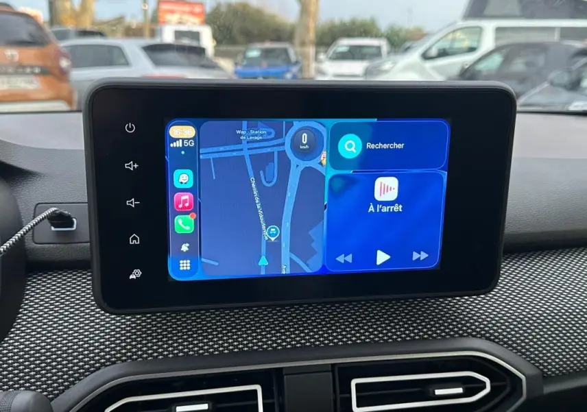 Écran tactile central affichant la navigation et la musique dans une Dacia Sandero TCe 90 Expression 2024.