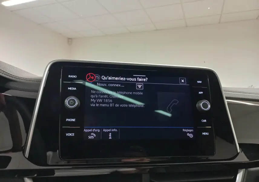 Écran tactile central du Volkswagen T-Roc 2025 affichant le menu de connexion Bluetooth, intérieur noir.