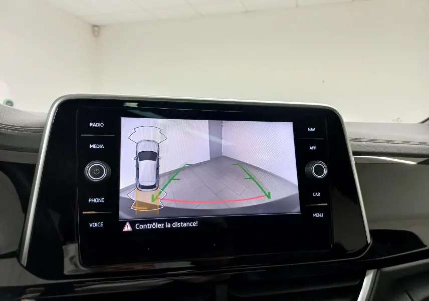 Écran central du Volkswagen T-Roc noir intense 2025 montrant la caméra de recul avec guidage dynamique.