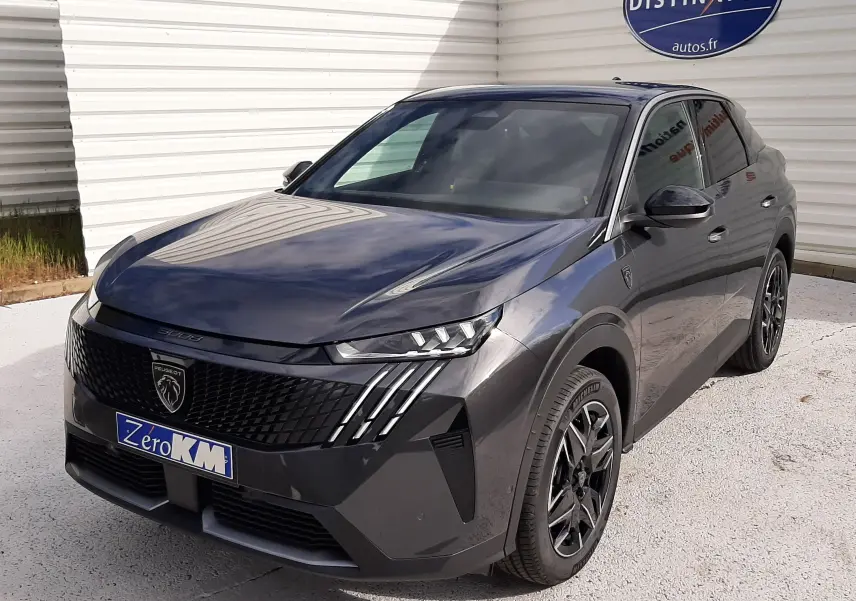 Peugeot 3008 gris titane avec toit noir, vue 3/4 avant droit, calandre noire et feux LED distinctifs.