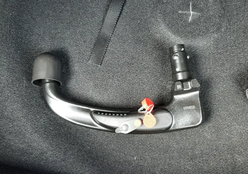 Gros plan sur l'attelage amovible noir posé sur le coffre du Peugeot 3008 gris titane avec toit noir.