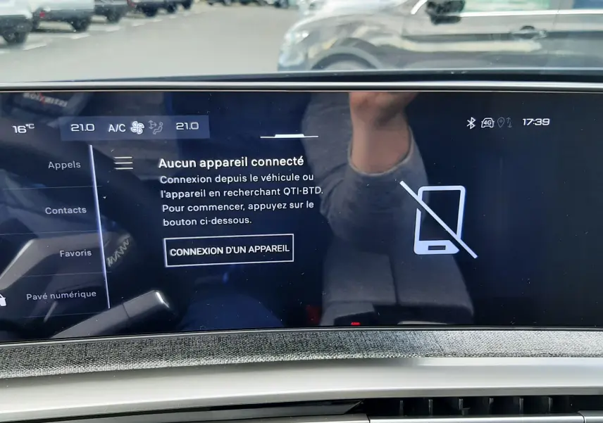 Vue intérieure du tableau de bord du Peugeot 3008 gris titane, avec écran tactile affichant la connexion d'appareil désactivée.