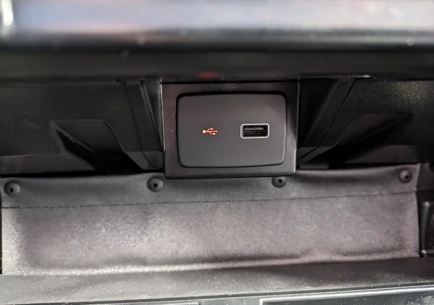 Prise USB intégrée dans la boîte à gants du FIAT Ducato Fourgon blanc, version 2019, vue intérieure rapprochée.