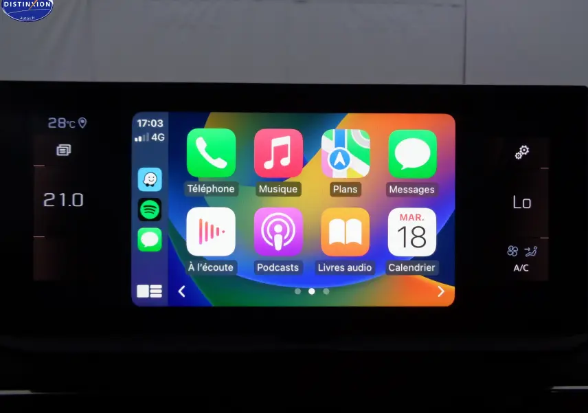 Écran tactile central du Peugeot 3008 2023 affichant les applications Apple CarPlay avec commandes climatisation visibles.