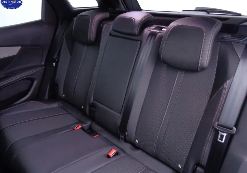 Vue intérieure arrière des sièges noirs en cuir et tissu du Peugeot 3008 2023 gris Artense, avec ceintures et appuie-têtes.