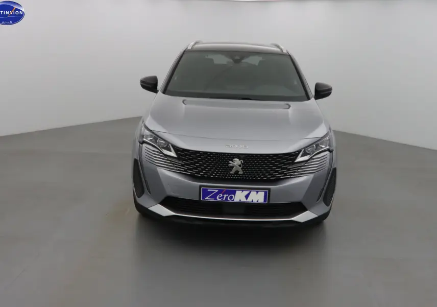 Vue frontale d'un Peugeot 3008 gris Artense métal avec calandre noire et phares LED distinctifs.