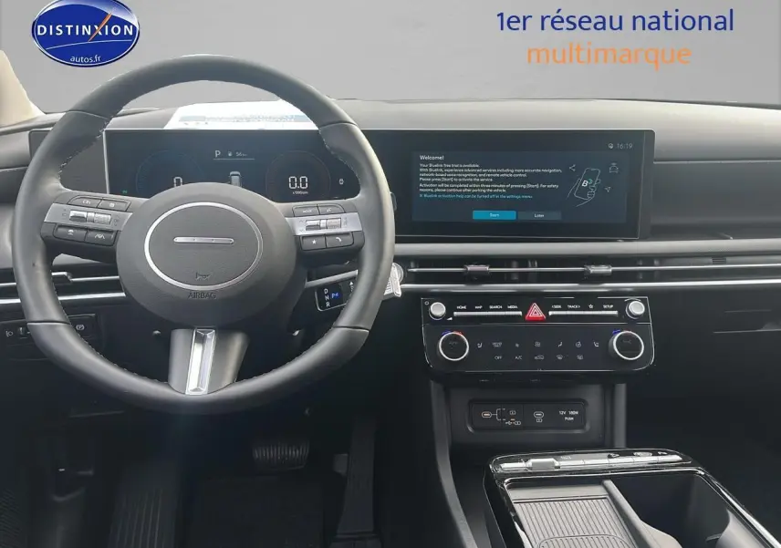 Vue intérieure du tableau de bord et volant cuir multifonction du Hyundai Tucson 2025 hybride.