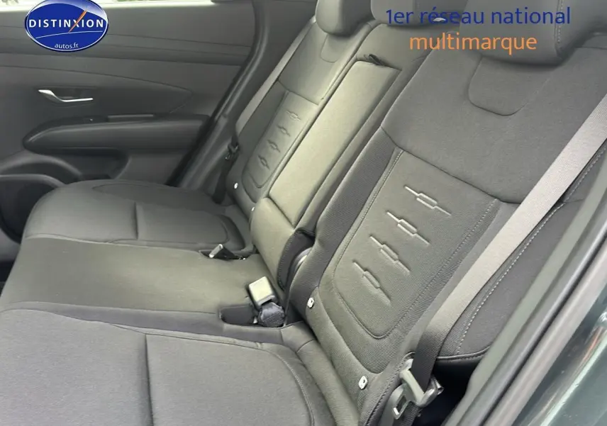 Vue intérieure côté droit des sièges arrière en tissu gris du Hyundai Tucson 2025 vert cyprès.