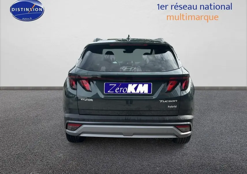 Vue arrière d'un Hyundai Tucson 2025 vert cyprès hybride avec logo et feux arrière distinctifs.