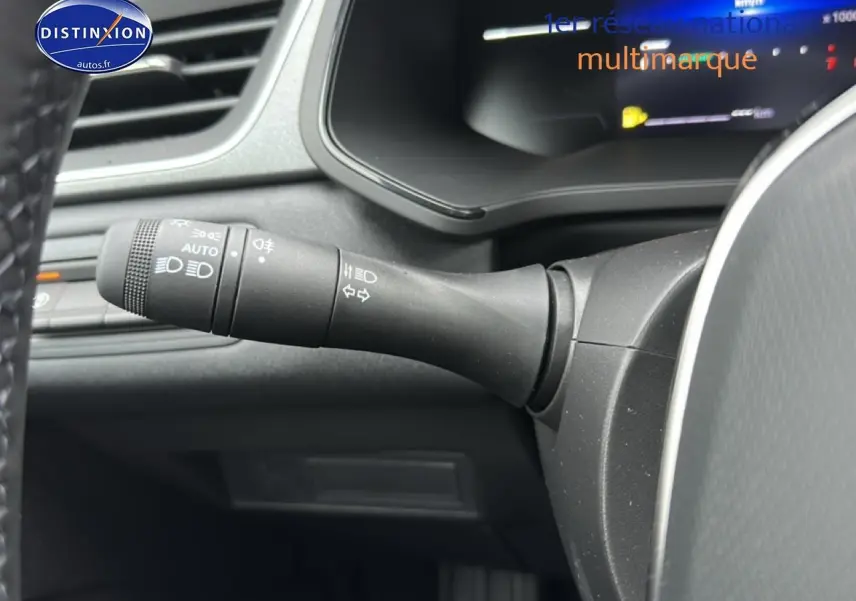 Gros plan sur la commande des feux et clignotants côté gauche du tableau de bord du Renault Captur gris rafale 2026.