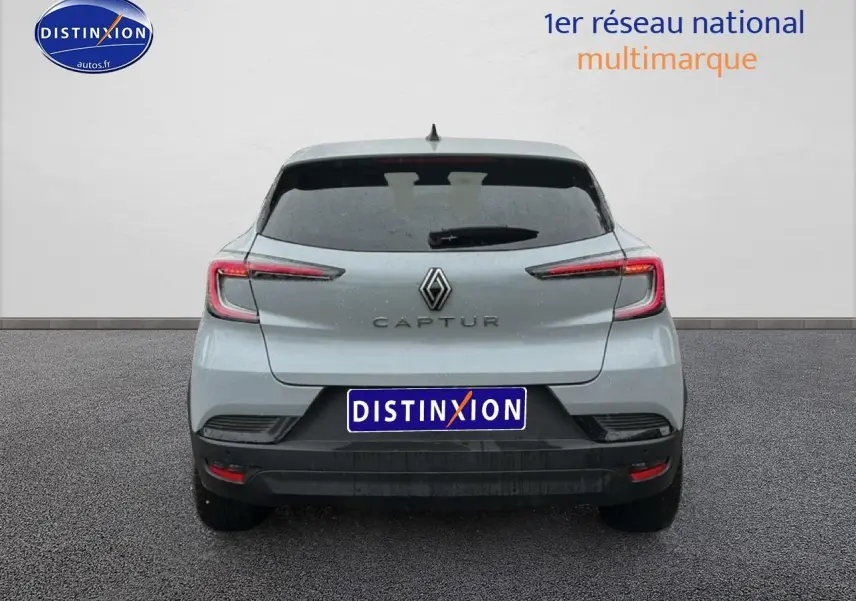 Vue arrière d'une Renault Captur gris rafale 2026 avec feux LED et lunette arrière surteintée.