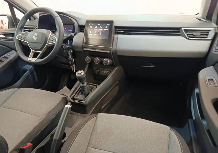 Intérieur de la Renault Clio blanc, vue de face sur le tableau de bord avec écran tactile et volant multifonctions.