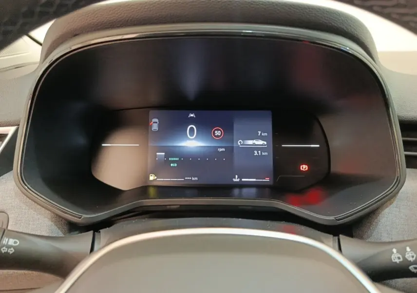 Vue rapprochée du combiné d'instruments numérique de la Renault Clio 2024 affichant la vitesse et les alertes.