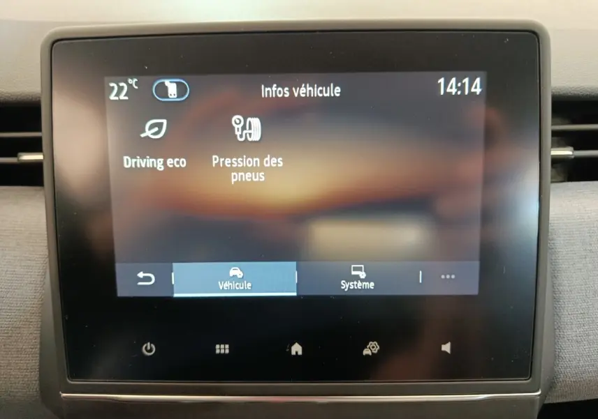 Écran tactile central de la Renault Clio blanc 2024 affichant les infos véhicule sur la pression des pneus.