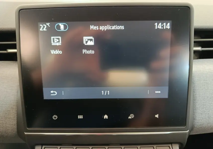 Écran tactile central de la Renault Clio 2024 affichant le menu applications, dans un intérieur gris.