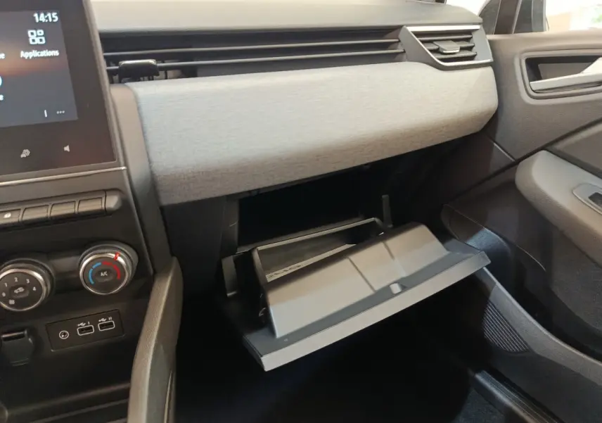 Intérieur de la Renault Clio blanc 2024, vue du tableau de bord côté passager avec boîte à gants ouverte.