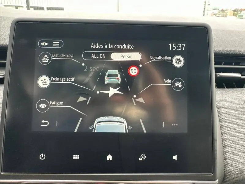Écran tactile intérieur de la Renault Clio 2025 montrant les aides à la conduite avec affichage des alertes et réglages.