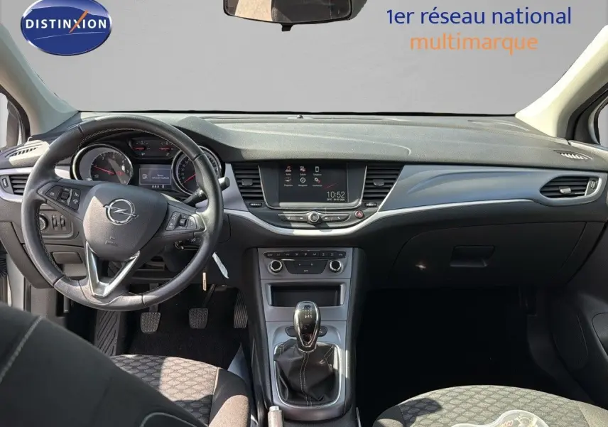 Intérieur avant de l'Opel Astra Sports Tourer 2021 avec tableau de bord moderne et levier de vitesse manuel visible.