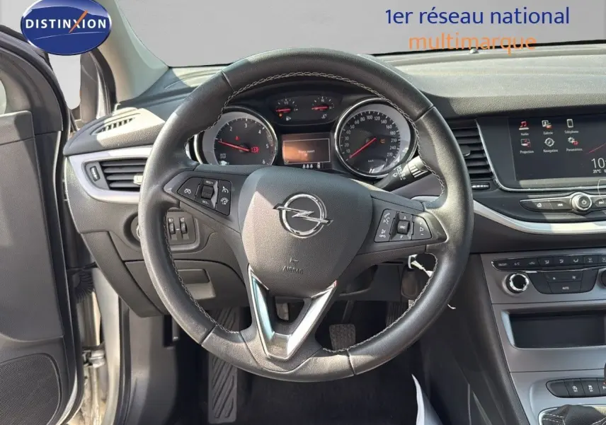 Vue intérieure centrée sur le volant Opel Astra Sports Tourer 2021 avec tableau de bord et écran tactile visible