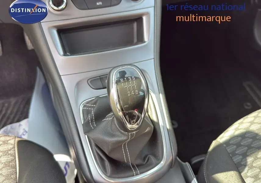 Le levier de vitesses manuel de l'Opel Astra Sports Tourer 2021, avec coutures blanches sur cuir noir.