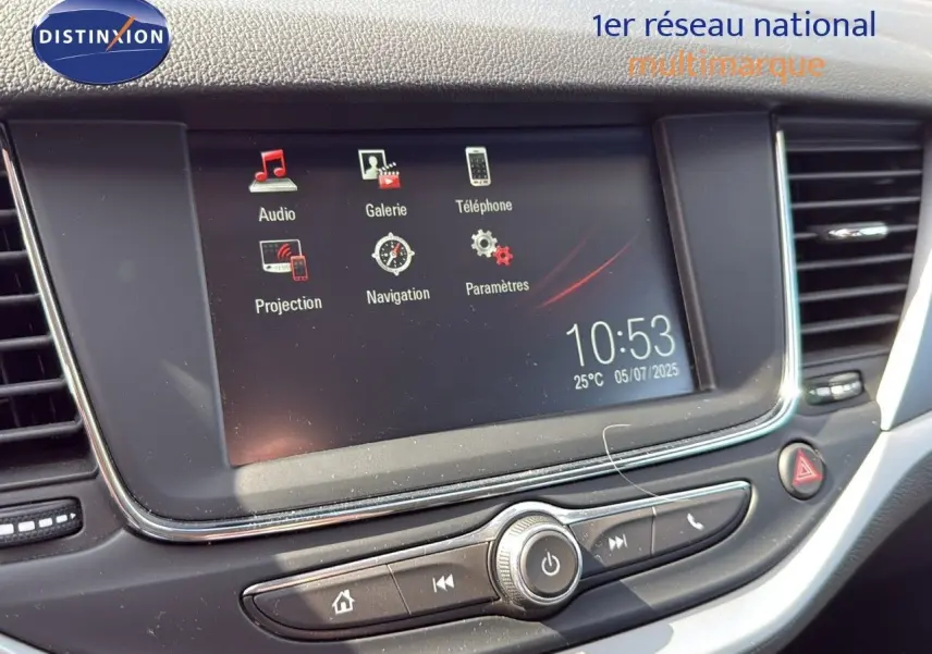 Écran tactile central de l'Opel Astra Sports Tourer gris minéral, affichant les options audio, navigation et téléphone.