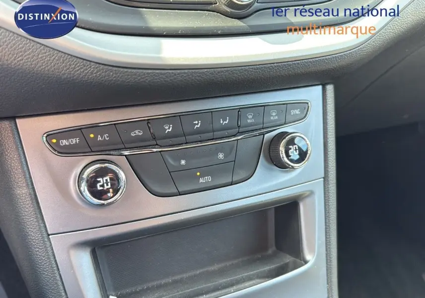 Panneau de commande de climatisation automatique de l’Opel Astra Sports Tourer gris minéral, affichant 20°C côté conducteur et passager.