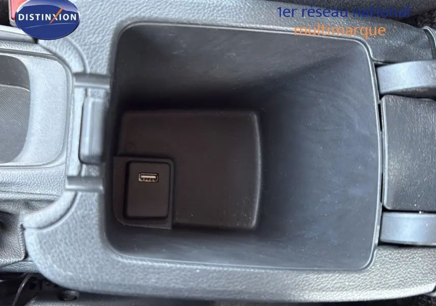 Vue rapprochée de la prise USB dans le rangement central intérieur de l’Opel Astra Sports Tourer gris minéral métal.