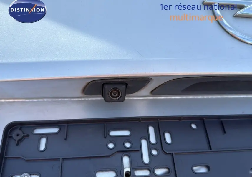 Gros plan sur la caméra de recul et la plaque d'immatriculation arrière d'une Opel Astra Sports Tourer gris minéral métal.