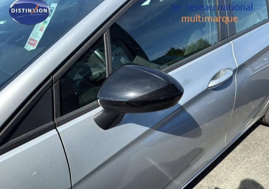 Vue rapprochée du rétroviseur noir côté gauche sur la porte gris minéral métal d'une Opel Astra Sports Tourer 2021.