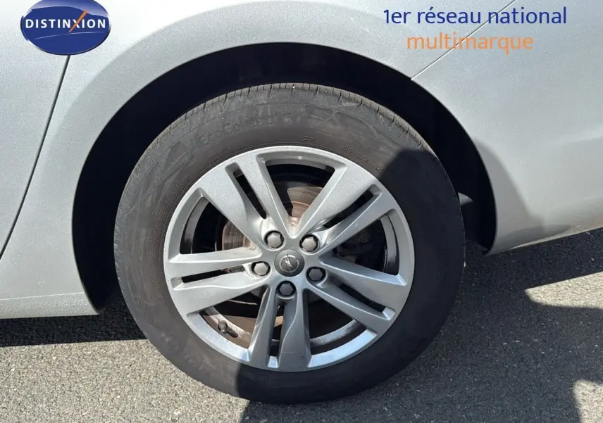 Gros plan sur la roue avant gauche en alliage gris d'une Opel Astra Sports Tourer gris minéral métal.