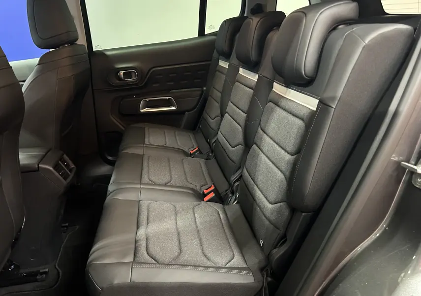 Vue intérieure côté droit des sièges arrière en cuir noir et tissu gris du Citroën C5 Aircross gris platinium 2025.