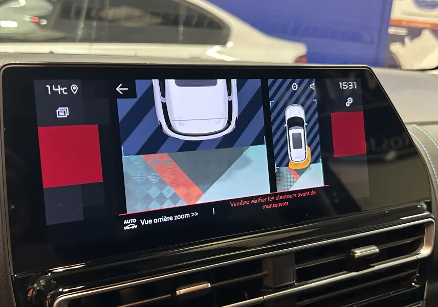 Écran tactile du GPS et caméra de recul du Citroën C5 Aircross gris platinium, affichage vue arrière et dessus du véhicule.